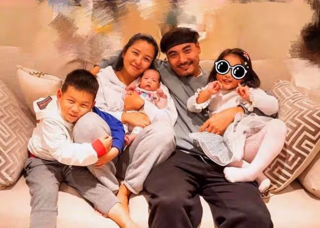 何潔罕曬同母異父三子女，兄妹坐旋轉木馬關係融洽，二婚收穫幸福