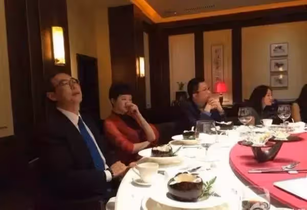 公司聚餐允許帶家屬，女員工帶兒子參加，隔天人事通知：你被解僱了