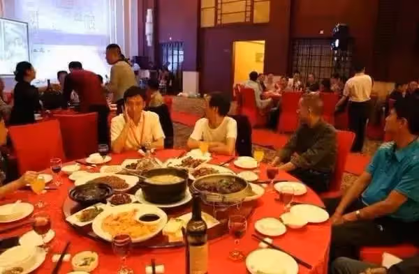 公司聚餐允許帶家屬，女員工帶兒子參加，隔天人事通知：你被解僱了