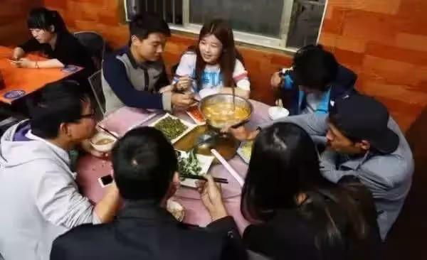 公司聚餐允許帶家屬，女員工帶兒子參加，隔天人事通知：你被解僱了