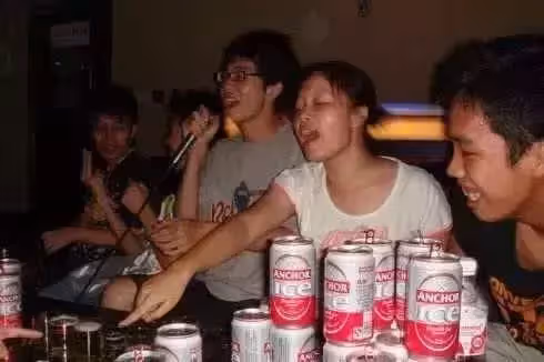 公司聚餐允許帶家屬，女員工帶兒子參加，隔天人事通知：你被解僱了