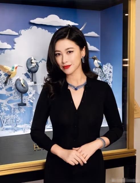 朱珠產女兩月近況曝光，穿緊身長裙大秀好身材，恢復之快令人驚訝