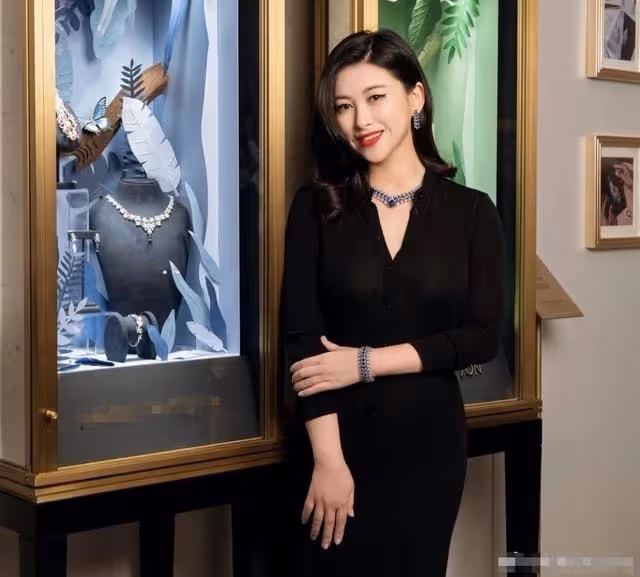 朱珠產女兩月近況曝光，穿緊身長裙大秀好身材，恢復之快令人驚訝