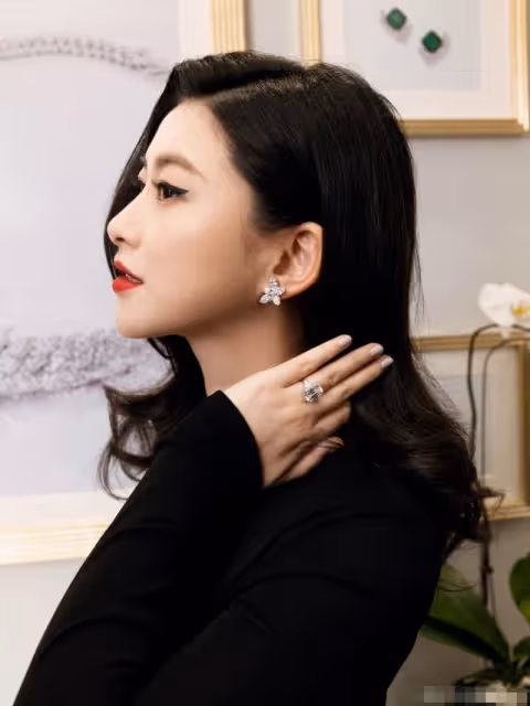 朱珠產女兩月近況曝光，穿緊身長裙大秀好身材，恢復之快令人驚訝