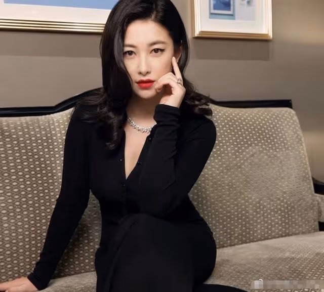 朱珠產女兩月近況曝光，穿緊身長裙大秀好身材，恢復之快令人驚訝