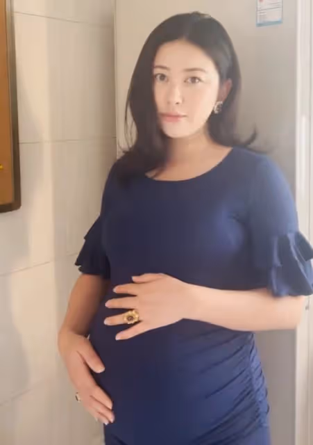 朱珠產女兩月近況曝光，穿緊身長裙大秀好身材，恢復之快令人驚訝
