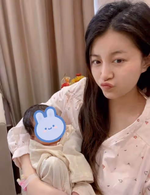 恭喜!32歲那英徒弟生二胎,面色紅潤似少女,與富豪老公兒女雙全