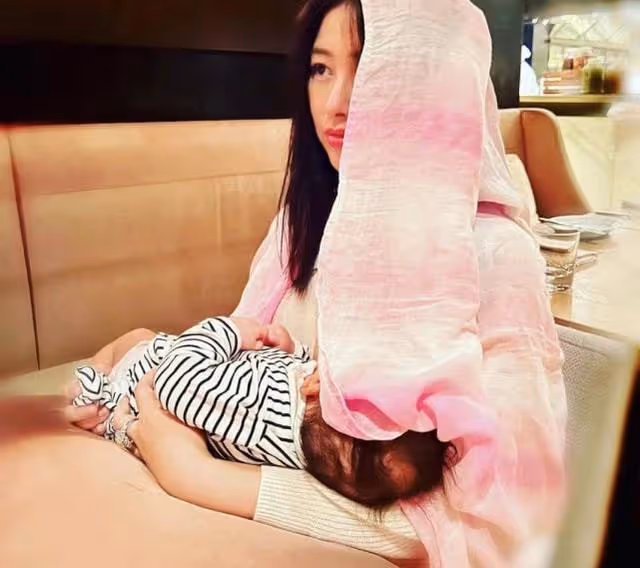 朱珠產女兩月近況曝光，穿緊身長裙大秀好身材，恢復之快令人驚訝