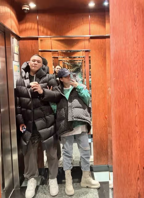 恭喜!32歲那英徒弟生二胎,面色紅潤似少女,與富豪老公兒女雙全