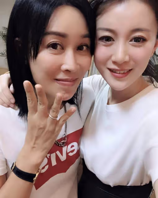 恭喜!32歲那英徒弟生二胎,面色紅潤似少女,與富豪老公兒女雙全
