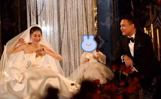 恭喜!32歲那英徒弟生二胎,面色紅潤似少女,與富豪老公兒女雙全