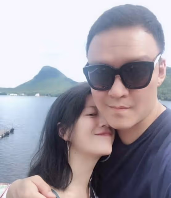 恭喜!32歲那英徒弟生二胎,面色紅潤似少女,與富豪老公兒女雙全