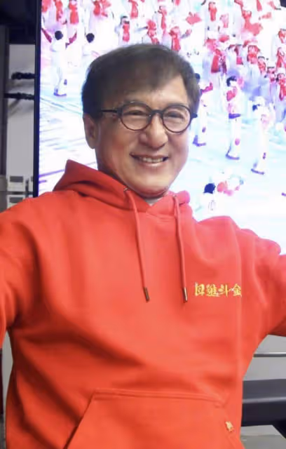 百位港台明星助力冬奧!成龍凌晨激動發文,與國家隊合影滿臉驕傲