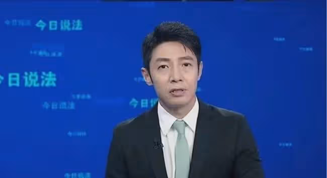 撒貝寧重回《今日說法》！看慣了他的搞笑，再穿西裝竟有些出戲