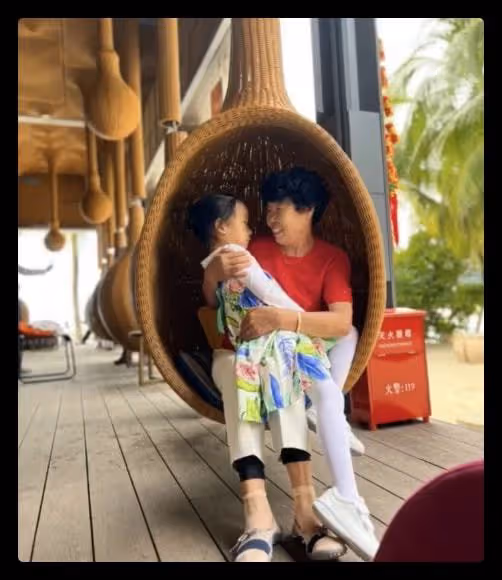 閆學晶祖孫三人海南度假,住五星級酒店太愜意,4歲女兒像極奶奶