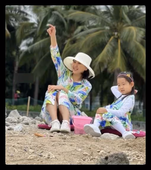 閆學晶祖孫三人海南度假,住五星級酒店太愜意,4歲女兒像極奶奶