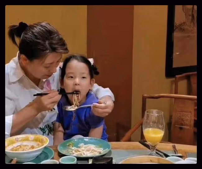 閆學晶祖孫三人海南度假,住五星級酒店太愜意,4歲女兒像極奶奶