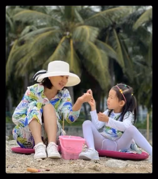 閆學晶祖孫三人海南度假,住五星級酒店太愜意,4歲女兒像極奶奶