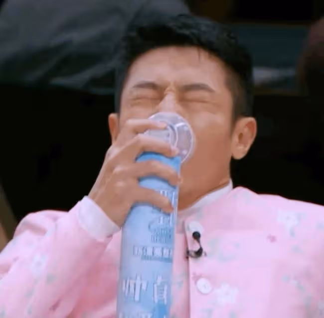 撒貝寧重回《今日說法》！看慣了他的搞笑，再穿西裝竟有些出戲