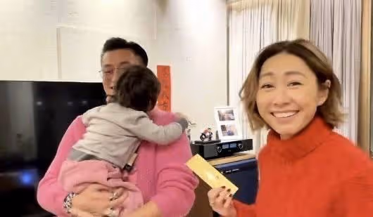 TVB小生兒子新年收胡說八道姐妹團紅包,區別對待胡定欣、李施嬅