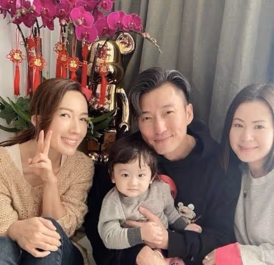 TVB小生兒子新年收胡說八道姐妹團紅包,區別對待胡定欣、李施嬅