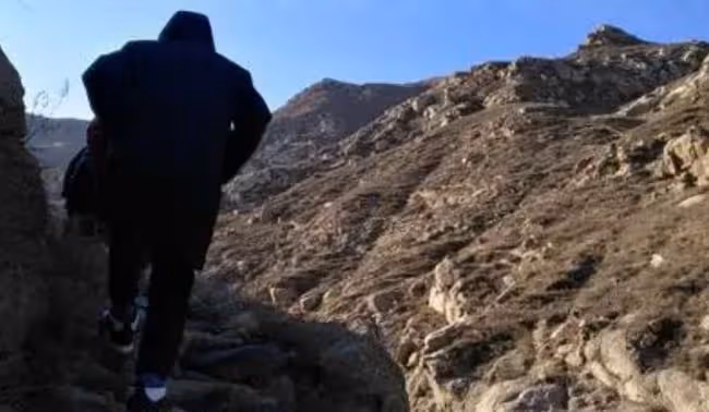 我是眼睛有殘疾,被一個黃頭髮女人綁到深山,還給我2萬塊錢