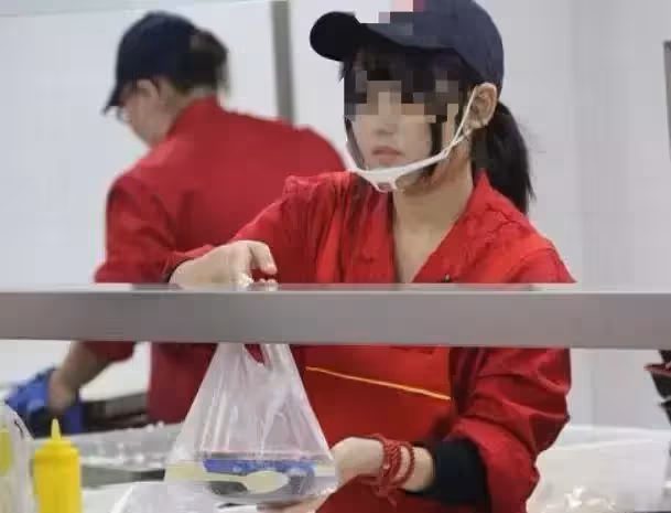 高高興興帶了禮物和老公回娘家拜年,結果在吃飯的時候我掀了桌子