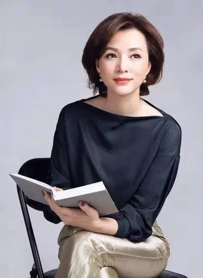 董卿為什麼不主持春晚了?原來是做媽媽了