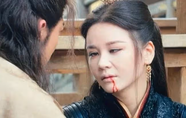 「周芷若」邱意濃健康出問題!穿病號服出鏡,在醫院向網友拜年