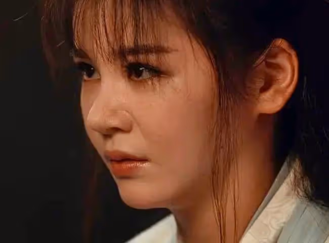 「周芷若」邱意濃健康出問題!穿病號服出鏡,在醫院向網友拜年