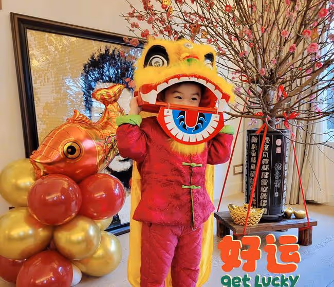 謝天華3歲女兒穿唐裝舞獅,豪宅內景意外曝光,巨型桃花樹搶鏡