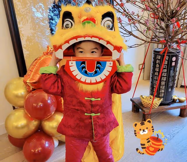 謝天華3歲女兒穿唐裝舞獅,豪宅內景意外曝光,巨型桃花樹搶鏡