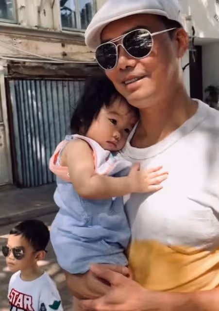 謝天華3歲女兒穿唐裝舞獅,豪宅內景意外曝光,巨型桃花樹搶鏡