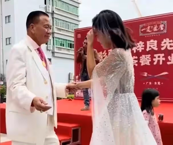 萬梓良定居長沙小縣城！房價一萬一平，64歲仍接商演為妻兒掙錢