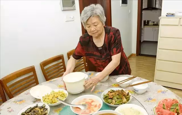 快樂是別人的!一位65歲的婆婆心裡的話:過年「是我的痛點」兒孫滿堂並非那麽幸福
