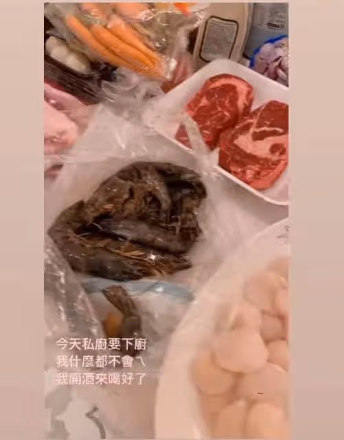 陳喬恩曬小9歲男友下廚照,桌上擺滿牛排龍蝦,同居兩年寵成公主