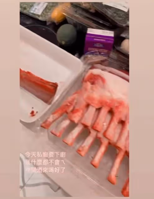 陳喬恩曬小9歲男友下廚照,桌上擺滿牛排龍蝦,同居兩年寵成公主