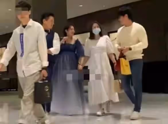 陳喬恩曬小9歲男友下廚照,桌上擺滿牛排龍蝦,同居兩年寵成公主