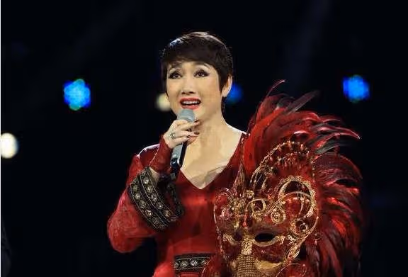 她是王剛的前妻,更是倪萍敬重的前輩,如今60歲氣質依舊不減當年!