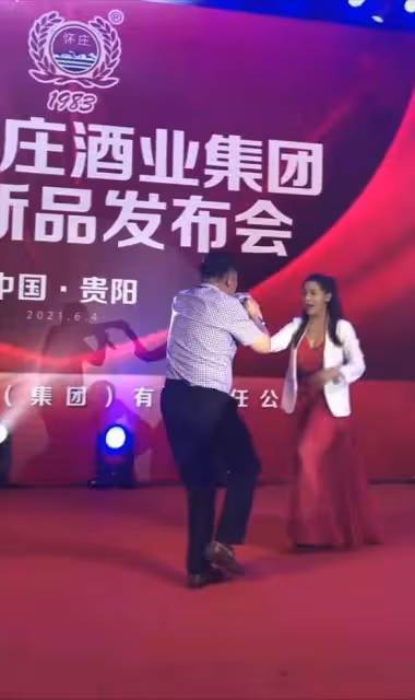 46歲香港知名女星被嘲又老又過氣,立即反擊:別看,曾是性感尤物