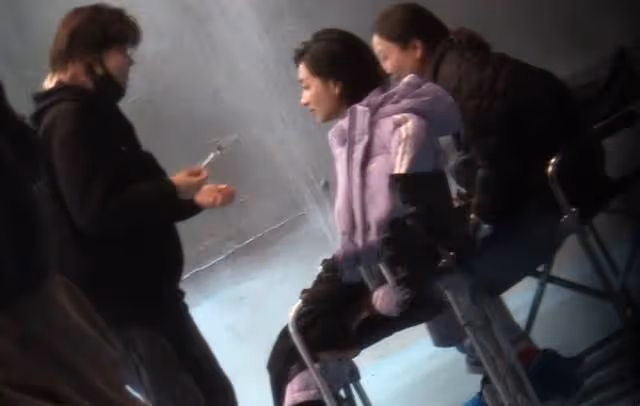 萬茜工作室闢謠被助理喂飯，稱兩人為親戚關係，網友直呼硬氣一點