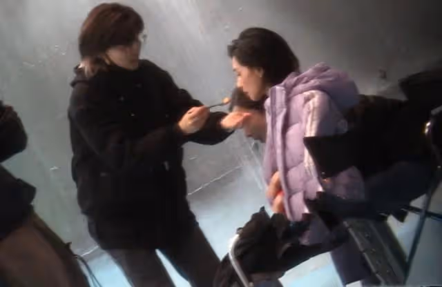 萬茜工作室闢謠被助理喂飯，稱兩人為親戚關係，網友直呼硬氣一點