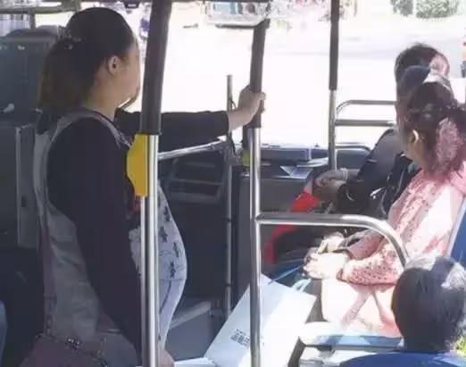 車都買不起,還敢生孩子,孕婦擠公車被大媽看扁,小學生的做法很解氣!
