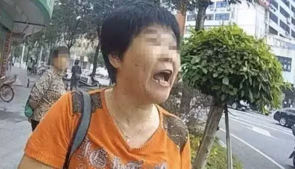 車都買不起,還敢生孩子,孕婦擠公車被大媽看扁,小學生的做法很解氣!