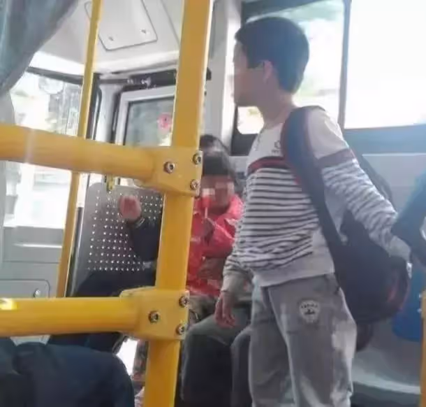 車都買不起,還敢生孩子,孕婦擠公車被大媽看扁,小學生的做法很解氣!