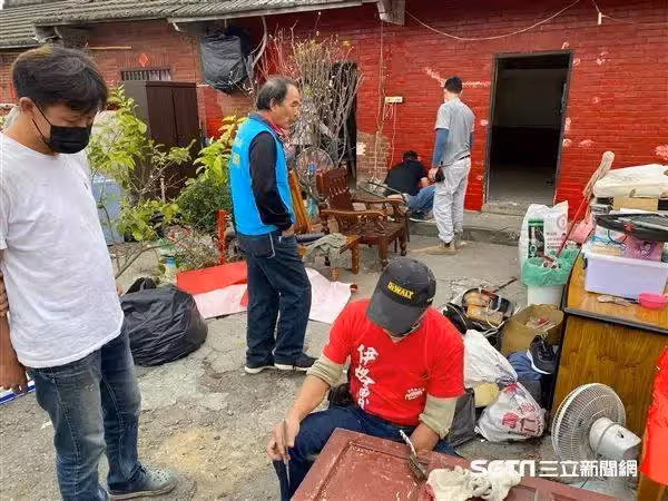 10口擠破屋,阿公獨養3兄妹做零工維生,沒錢修房子好心人突上門送暖,感動哭:終於不用5個人擠一張床了