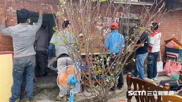 10口擠破屋,阿公獨養3兄妹做零工維生,沒錢修房子好心人突上門送暖,感動哭:終於不用5個人擠一張床了