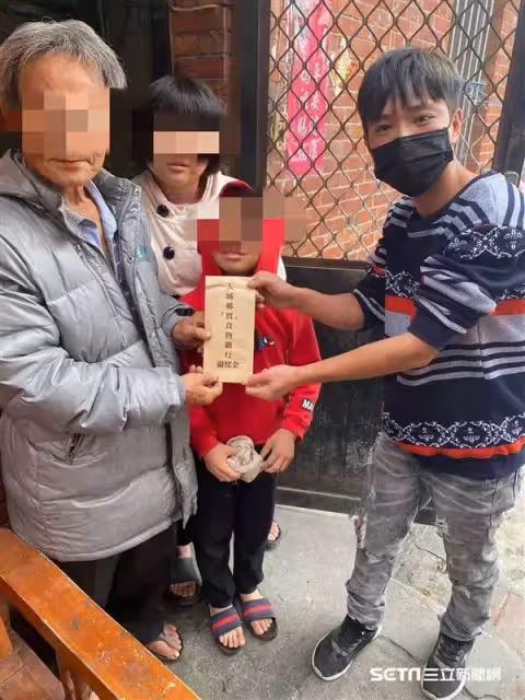 10口擠破屋,阿公獨養3兄妹做零工維生,沒錢修房子好心人突上門送暖,感動哭:終於不用5個人擠一張床了