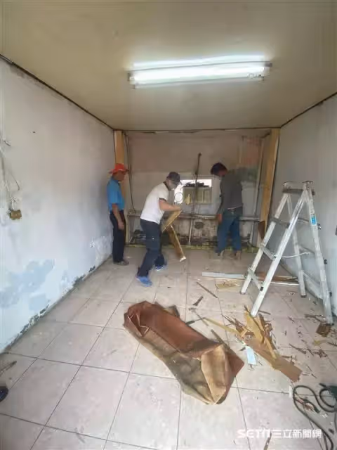 10口擠破屋,阿公獨養3兄妹做零工維生,沒錢修房子好心人突上門送暖,感動哭:終於不用5個人擠一張床了