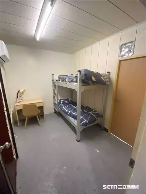 10口擠破屋,阿公獨養3兄妹做零工維生,沒錢修房子好心人突上門送暖,感動哭:終於不用5個人擠一張床了